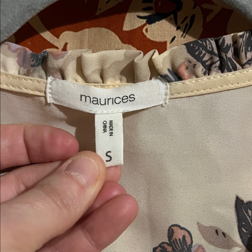 MAURICES Cream Floral V-Neck Blouse - Picture 3 of 9